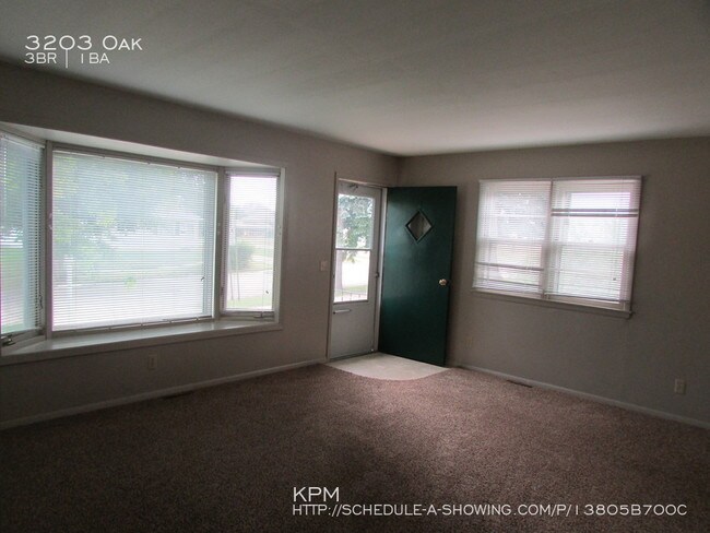 Building Photo - 3203 Oak Ave