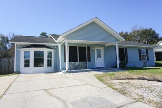 Building Photo - 6 Flora Cove