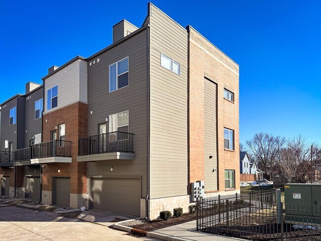 Building Photo - 733 Switchyard Place