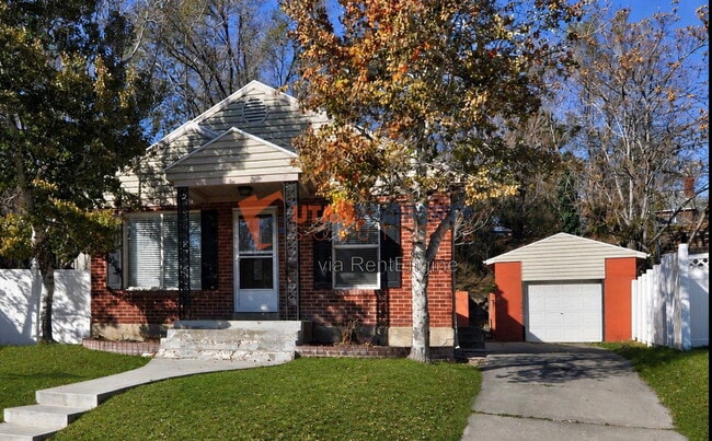 Building Photo - 1577 Glen Arbor St