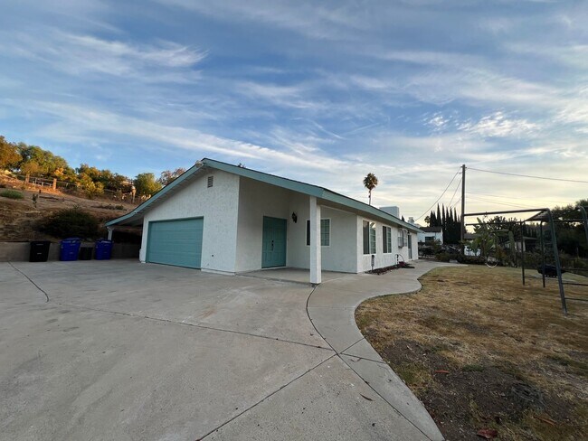 Foto del edificio - 3 bedroom 2 bath house for rent