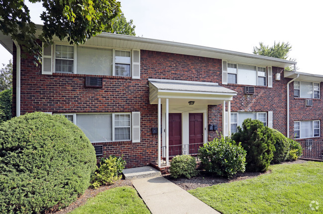 Building Photo - Willow Gardens