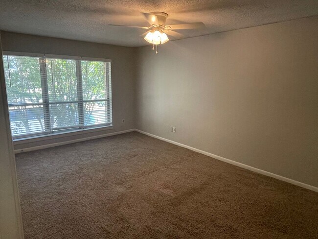 Building Photo - 1BD/1BA Townhouse located on the Germantow...