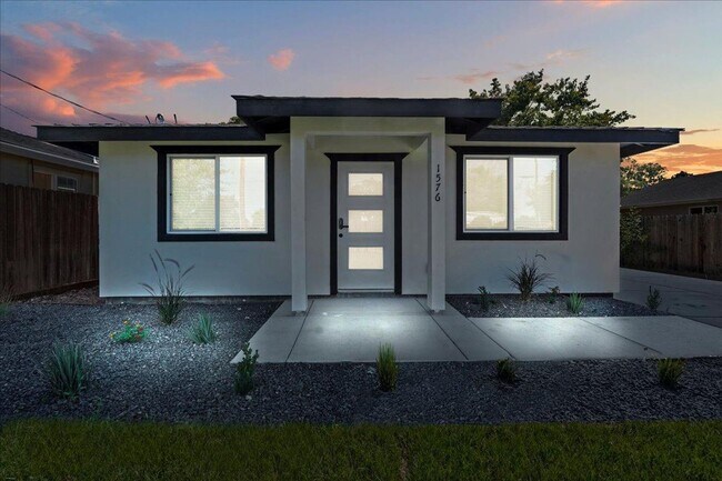 Foto del edificio - 4BR Home on 0.35-Acre Lot | Owned Solar