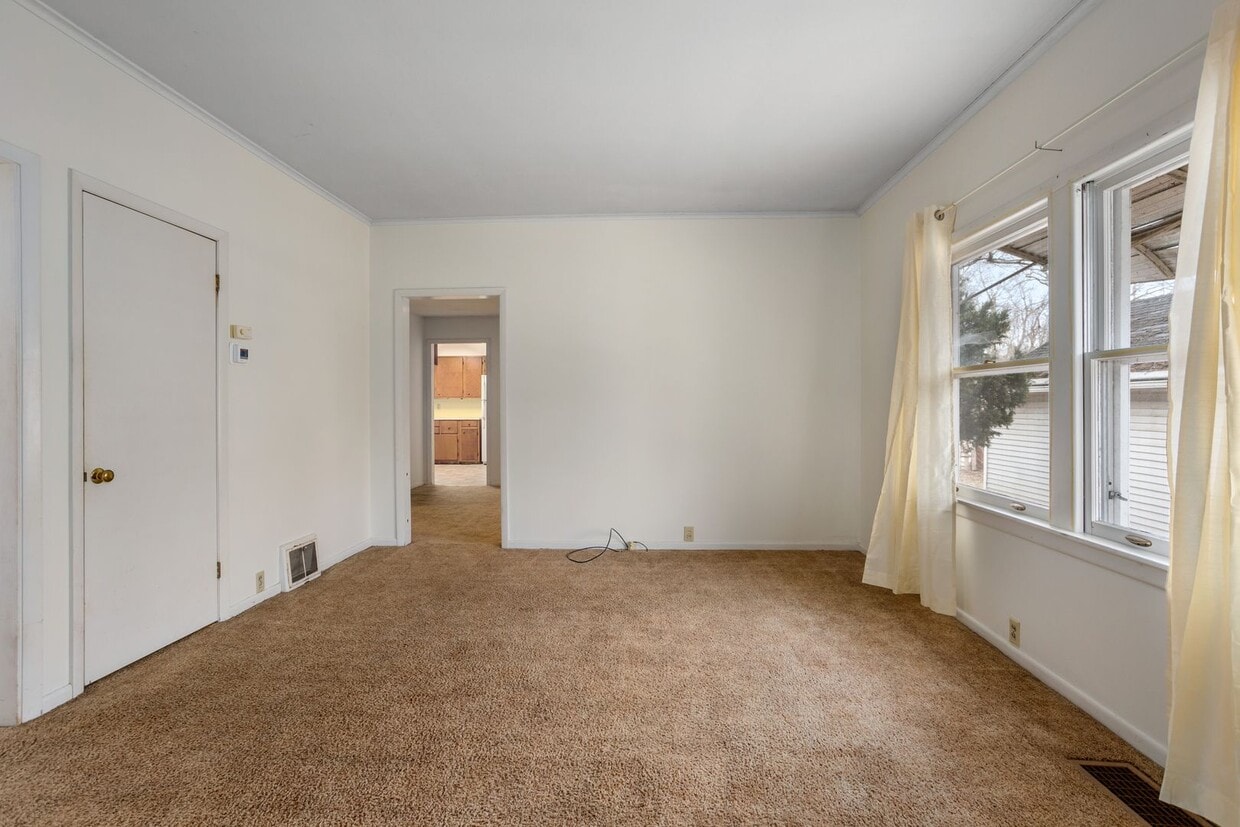 Primary Photo - 4 Bedroom Oshkosh House