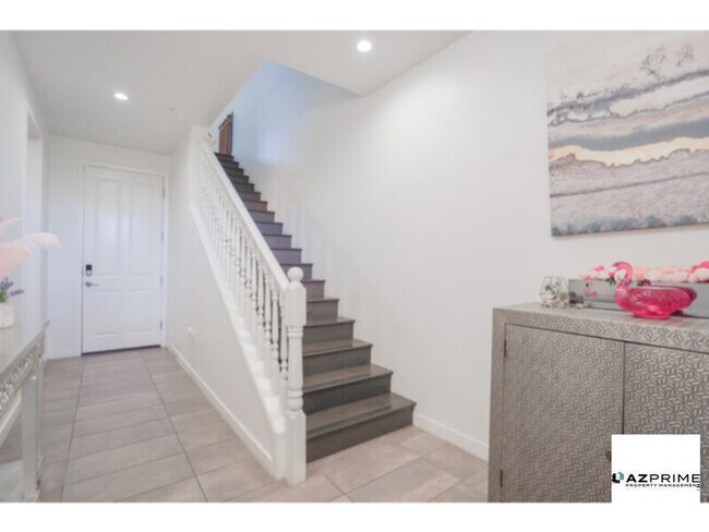 Building Photo - Live Modern in Phoenix With this Spacious 3/2.5 Townhome Designed for Comfort and Functionality.