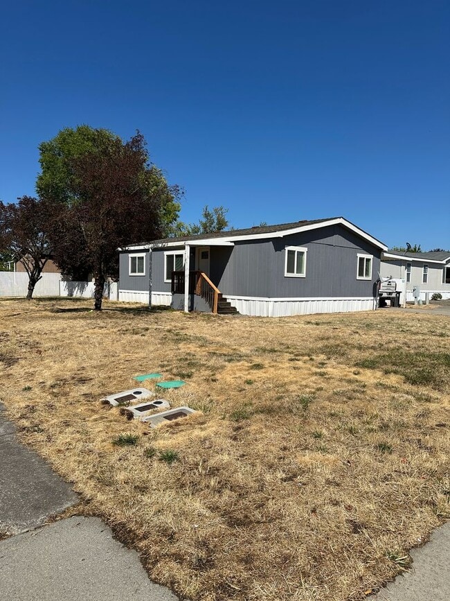 Building Photo - 3 Bedroom 2 Bath Home Available Now
