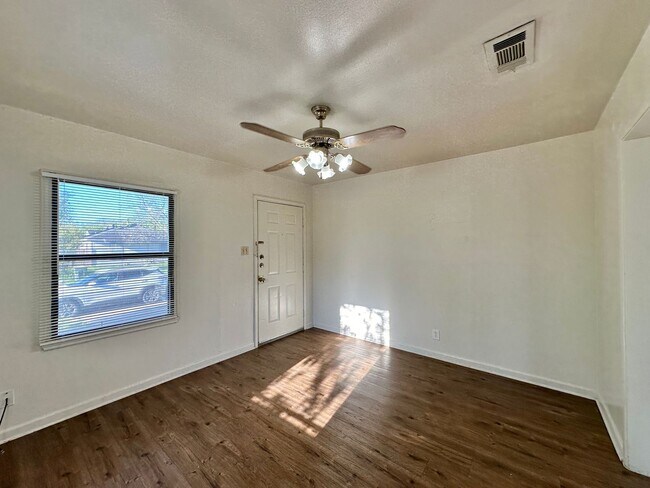 Building Photo - 603 Sutton Dr