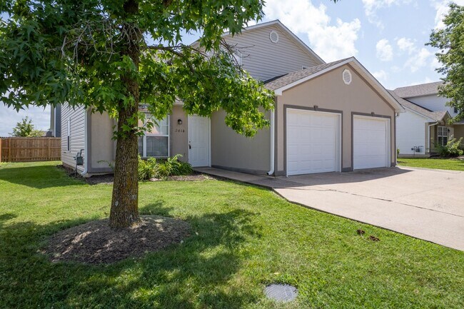 Foto del edificio - 2412-2414 Calder Ct.