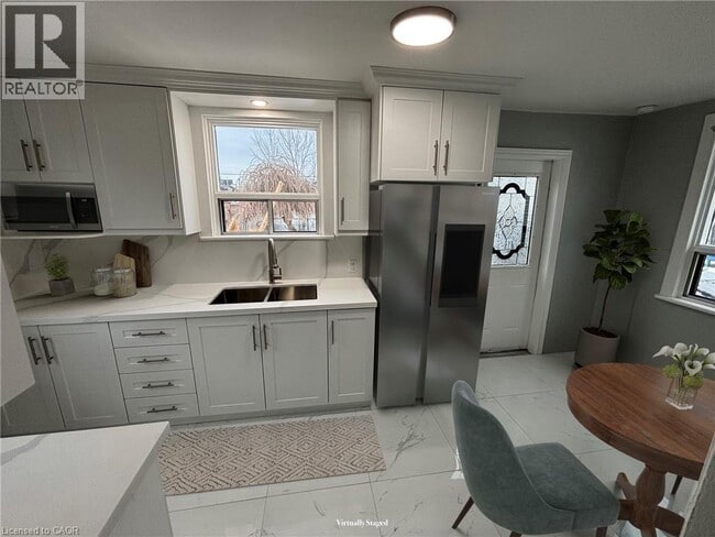 Building Photo - 46 Delena Ave S
