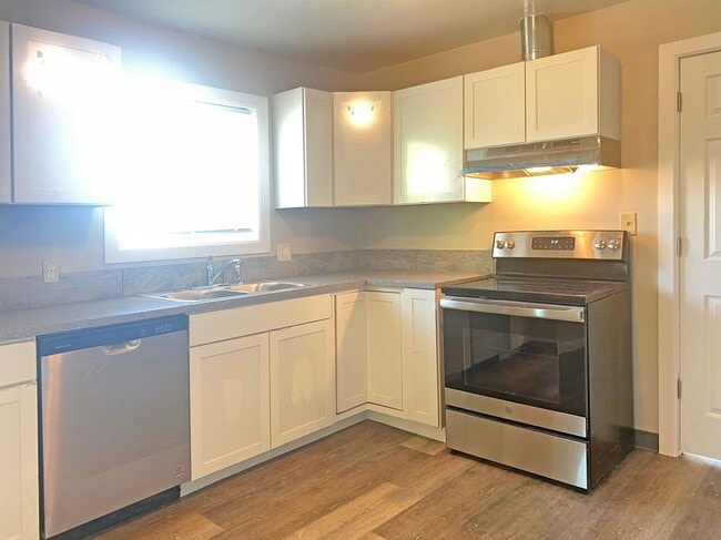 Building Photo - Remodeled 4-Plex Apartment - Attached Gara...