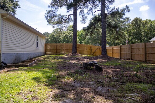 Foto del edificio - 3 bedrooms, Fenced in backyard, 12x24 shed, NO breed restrictions!
