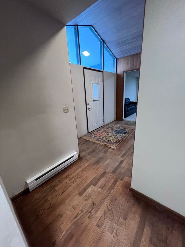Building Photo - 2 Bedroom, 1 Bathroom Sigle Level House!