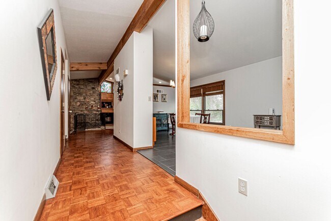 Foto del edificio - Please View 3D Virtual Walk-Through Before Scheduling a Showing