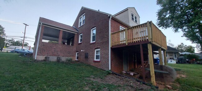 Parte trasera del cobertizo para coches y lateral de la terraza. - 2916 Woodleigh St