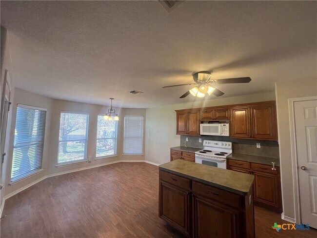 Foto del edificio - 2130 Jasons W Ct