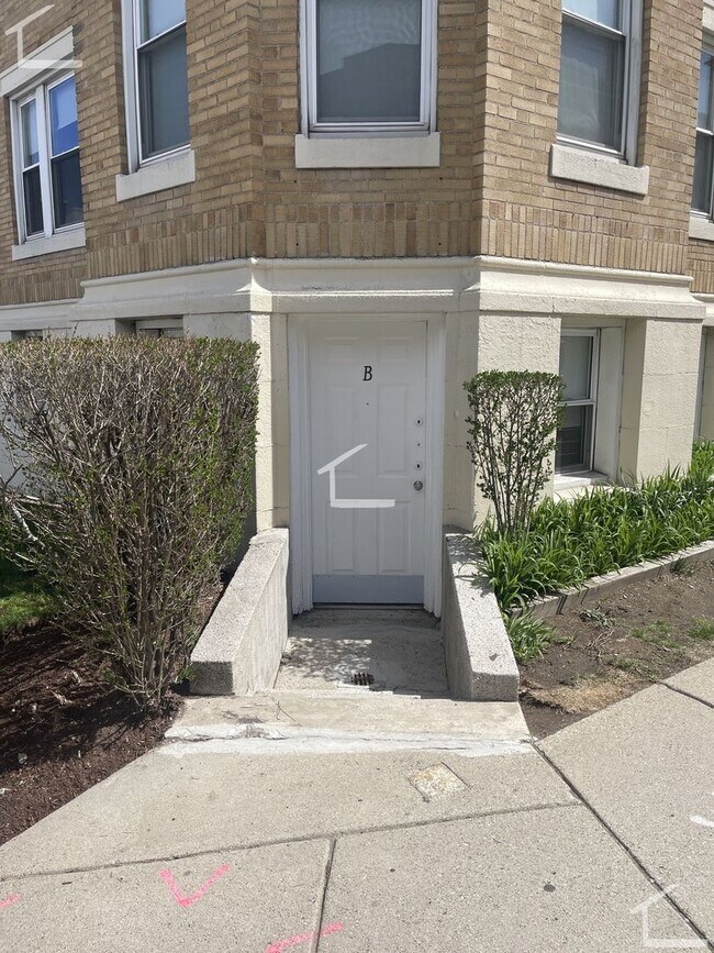 Building Photo - 212 Kelton St