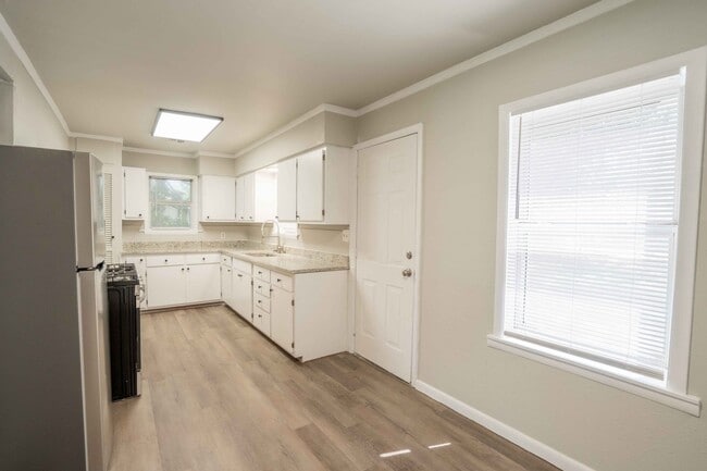 Building Photo - 3 Bed | 1 Bath in Midtown!