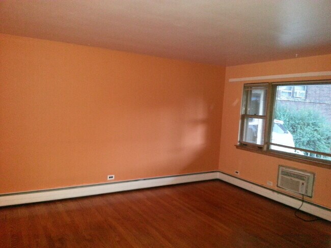 Foto del edificio - 9437 Burlington Ave