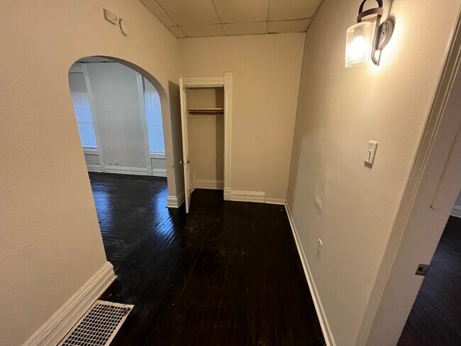 Foto del edificio - 830 W Jefferson St