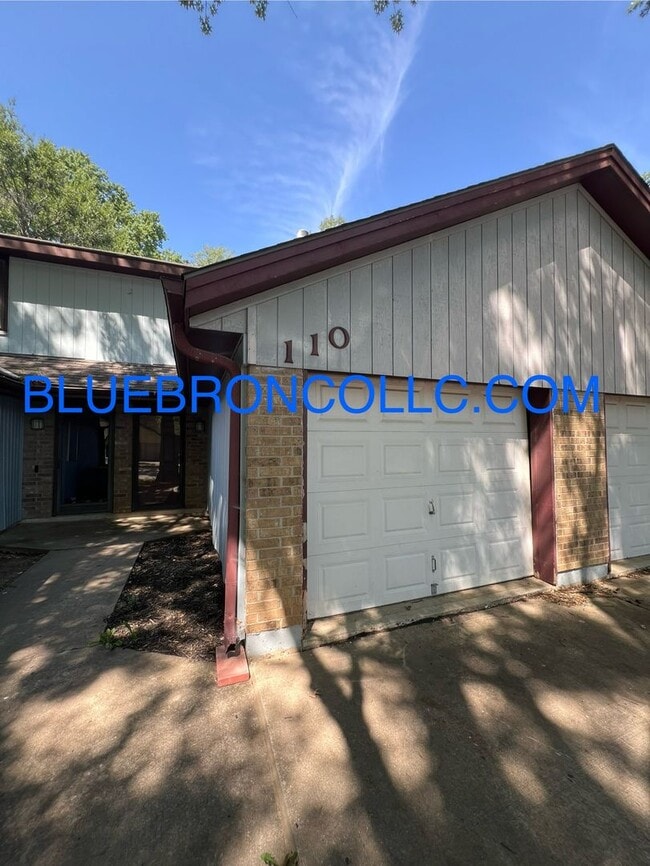 Building Photo - 110 SW Oxford Pl