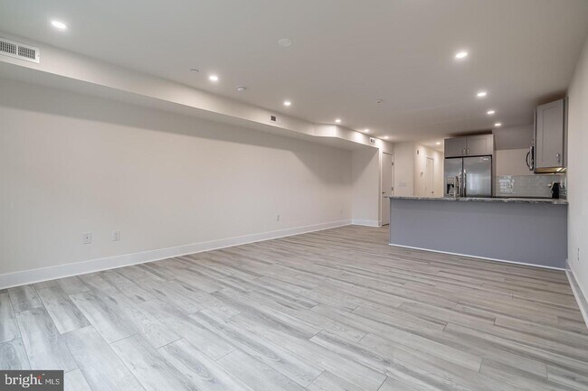 Foto del edificio - 2437 W Thompson St