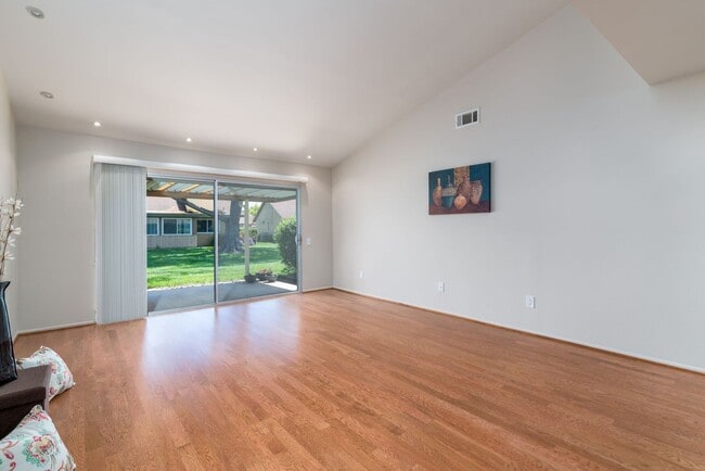 Building Photo - A beautiful Coranado II for Lease