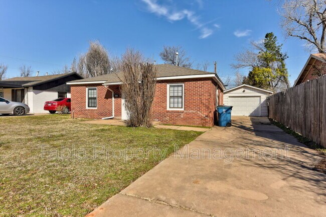 Building Photo - 523 E Douglas Dr