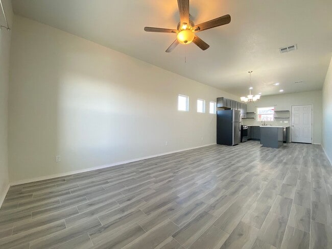 Building Photo - 8702 De Alva Dr