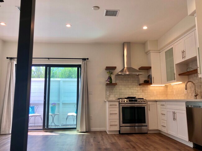 Sala de estar/Cocina - 2311 Selby Ave