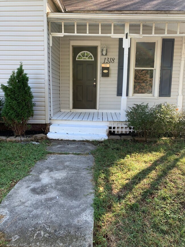 Building Photo - Rent this adorable 2 bedroom 1 bathroom Home