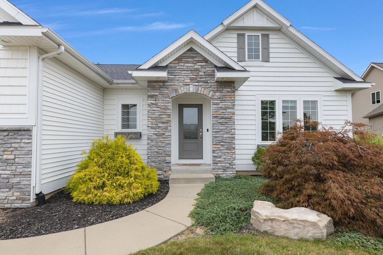 Foto principal - Spacious Elegance in Top-Rated School Dist...