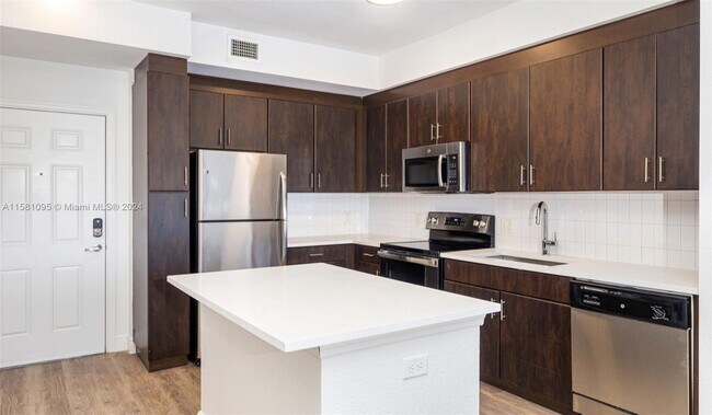 Building Photo - 10170 SW 7th Street Unit 38-314