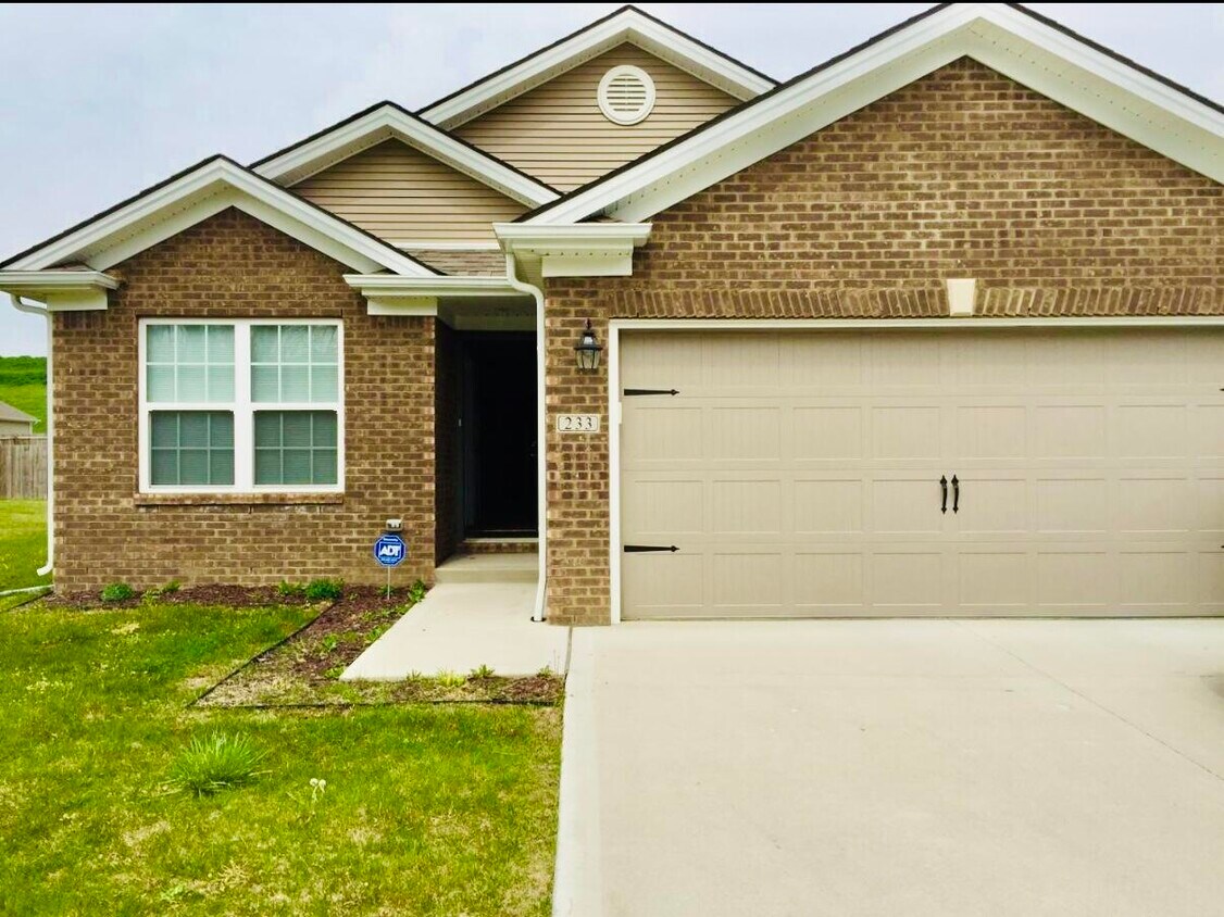 Primary Photo - 233 Oxford Cir