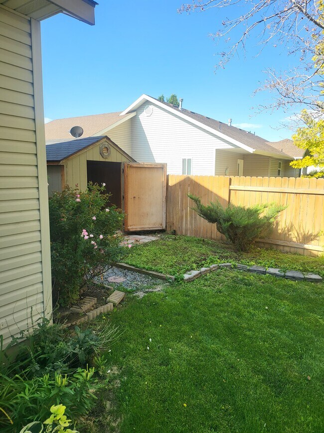 Building Photo - 456 Shadetree Trl