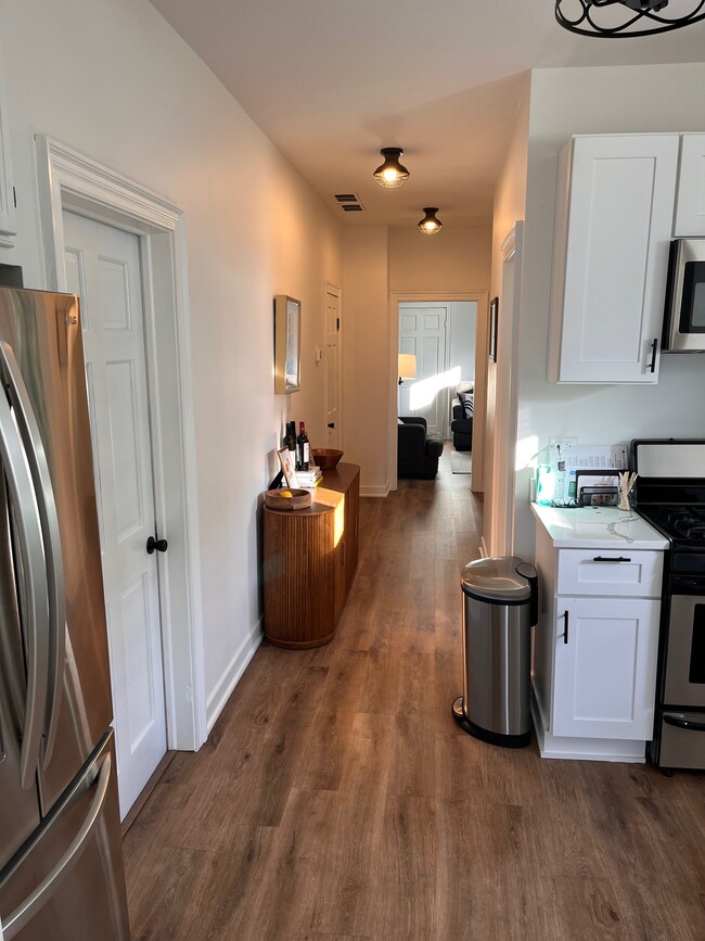 Building Photo - 1518 W Augusta Blvd