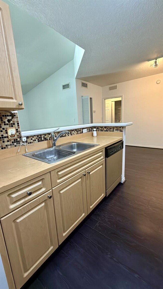 Foto del edificio - 6831 SW 44th St