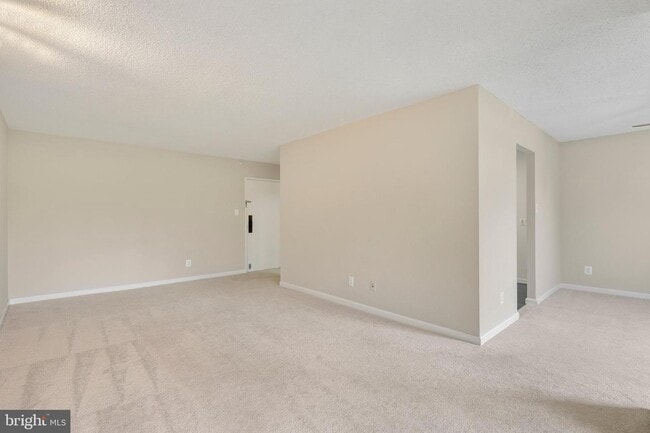 Building Photo - 2300 Pimmit Dr