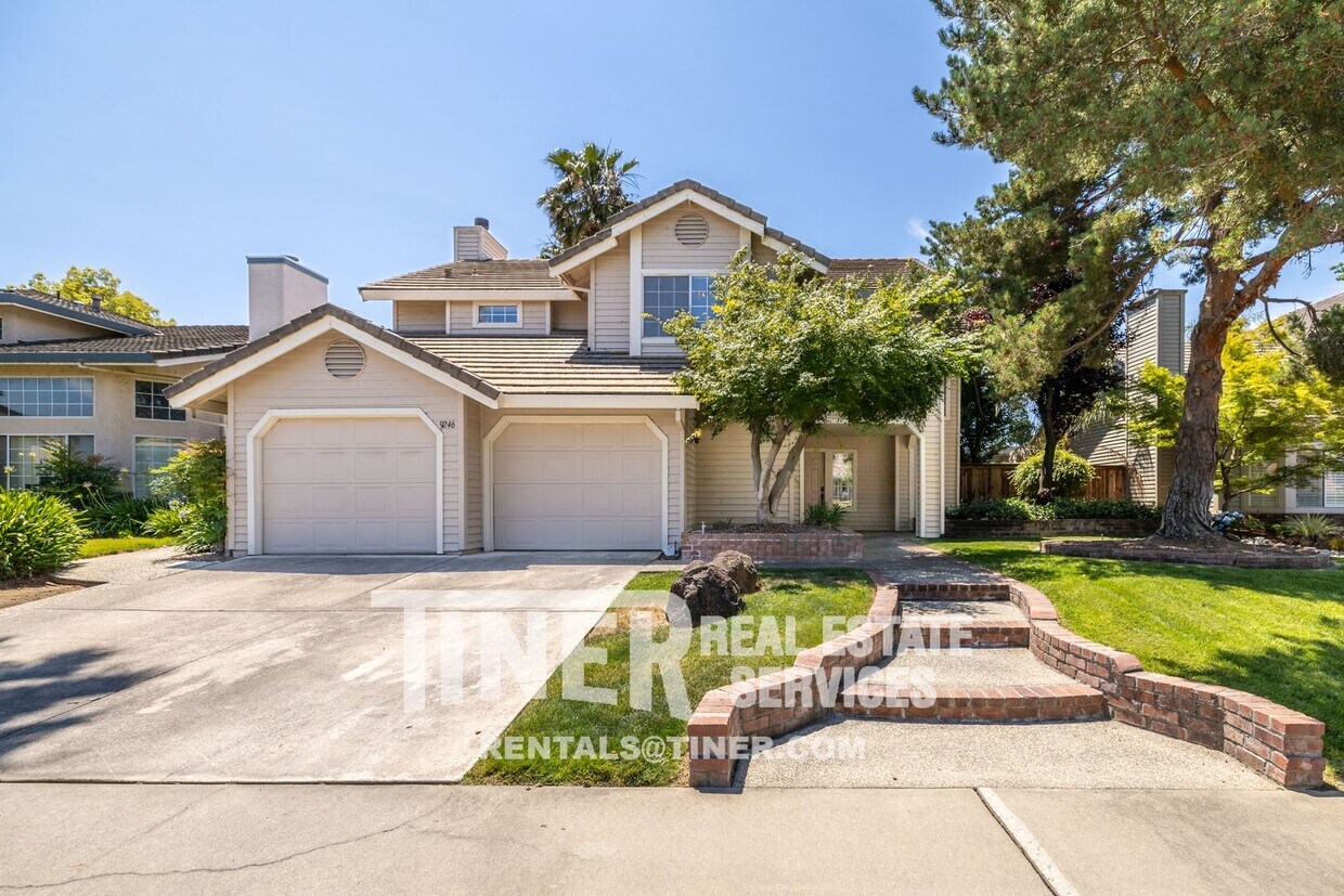 Primary Photo - Gorgeous Home on Lake