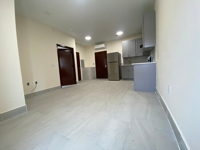 Building Photo - 1527 Bryant Avenue