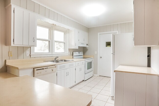 Building Photo - Cozy Home in Augusta!
