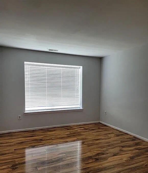 Foto del edificio - 1302 Commons at Kingswood Dr