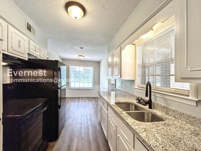 Building Photo - 2092 Hornsby Cove