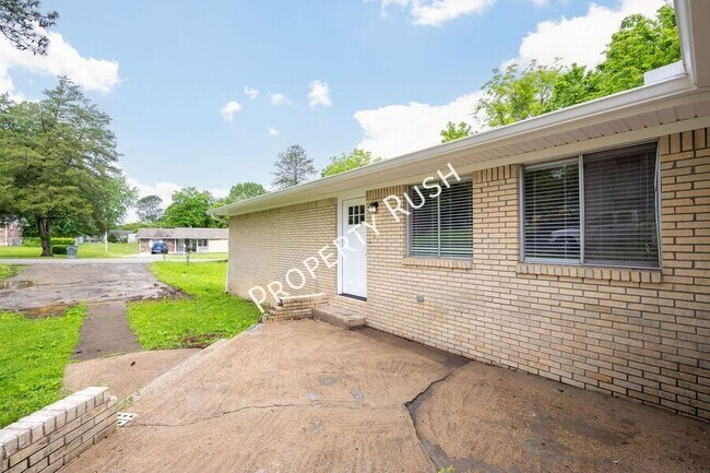 Building Photo - 7736 Holiday Hills Cir