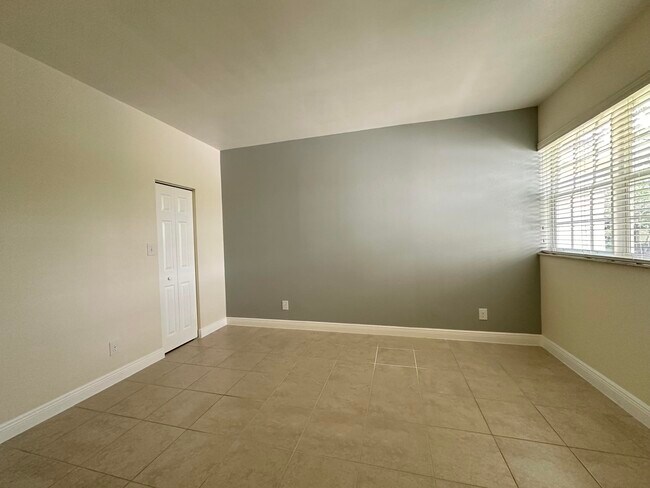 Building Photo - 680 Cypress Club Way