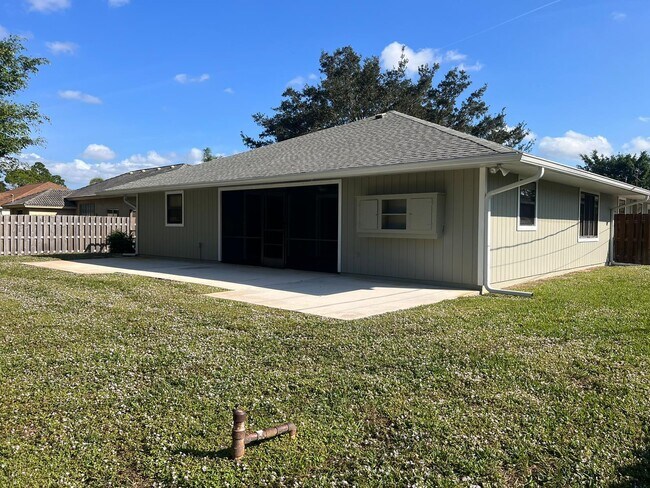 Building Photo - 1045 SW Bay State Rd