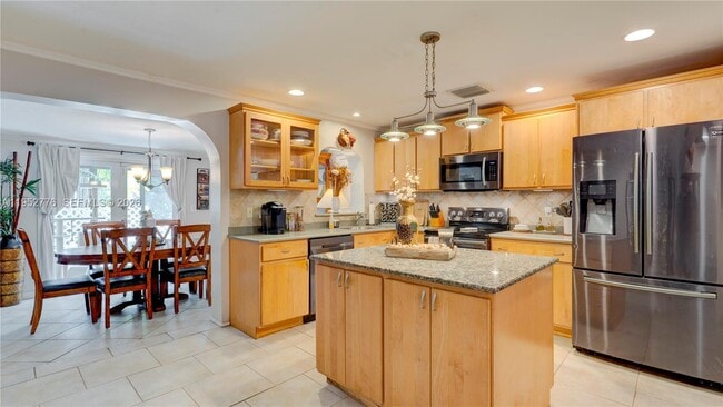 Building Photo - 150 Azalea St