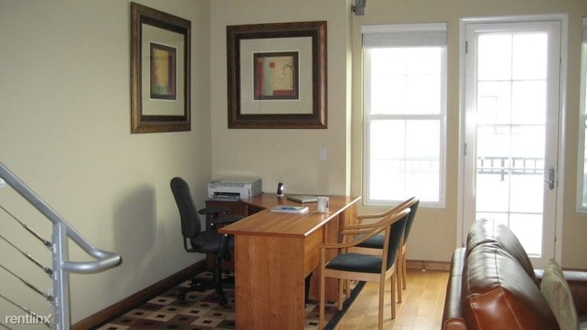 Building Photo - 2 br, 1 bath  - 600 W 3rd St Apt A110