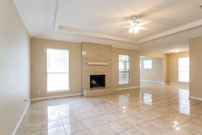 Foto del edificio - 12010 Fork Creek Dr