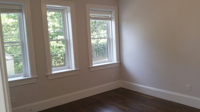 Foto del edificio - 4-bed + 4-bath Luxury Town House